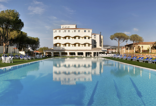 Poolansicht AHR Baja Hotel & Spa Cannigione