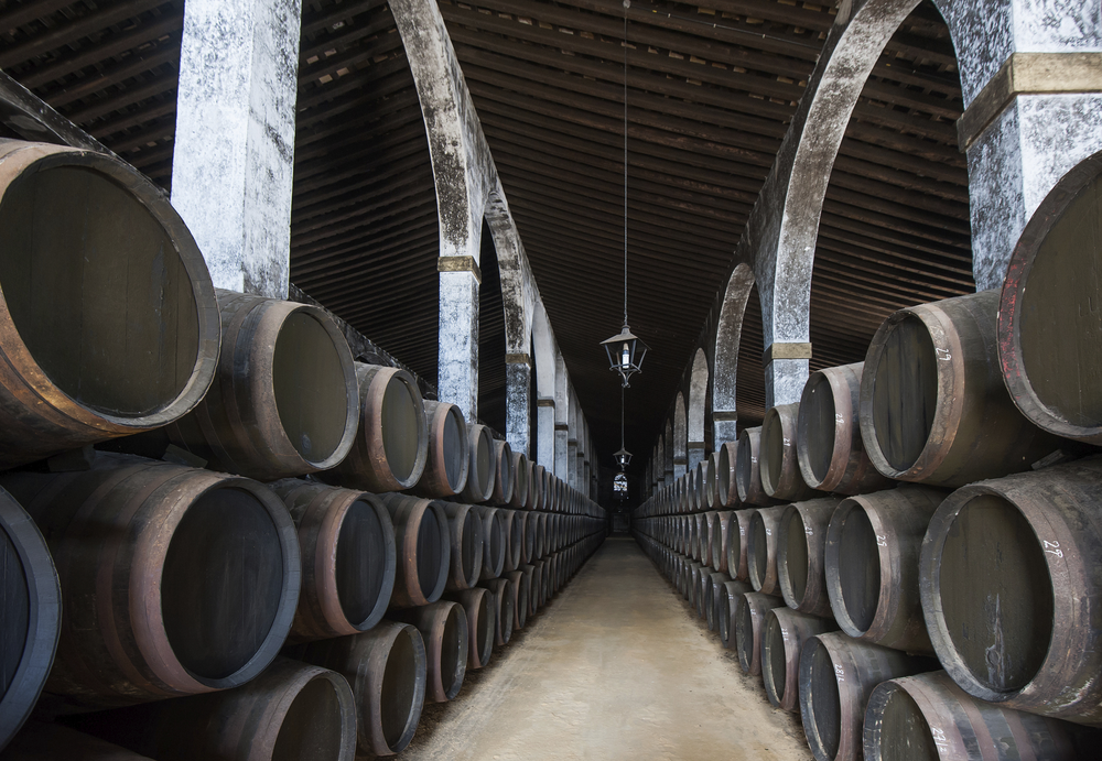 Fässer in einem Sherry-Bodega in Andalusien